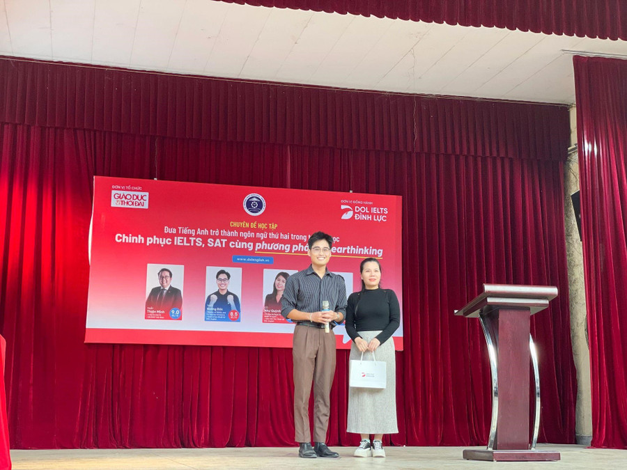 Diễn giả Hoàng Hưng Đức - Đại diện DOL English và BGH trường THPT Trần Phú - Hoàn Kiếm.