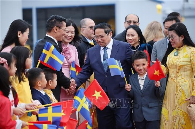 Cán bộ nhân viên Đại sứ quán và cộng đồng người Việt đón Thủ tướng Phạm Minh Chính và Phu nhân tại Sân bay quốc tế Arlanda. (Ảnh: Dương Giang/TTXVN) Cán bộ nhân viên Đại sứ quán và cộng đồng người Việt đón Thủ tướng Phạm Minh Chính và Phu nhân tại Sân bay quốc tế Arlanda. (Ảnh: Dương Giang/TTXVN)