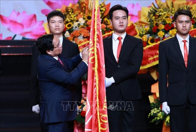Thủ tướng Phạm Minh Chính gắn Huân chương Hồ Chí Minh lên Cờ truyền thống của Đài Tiếng nói Việt Nam. (Ảnh: Dương Giang/TTXVN) Thủ tướng Phạm Minh Chính gắn Huân chương Hồ Chí Minh lên Cờ truyền thống của Đài Tiếng nói Việt Nam. (Ảnh: Dương Giang/TTXVN)