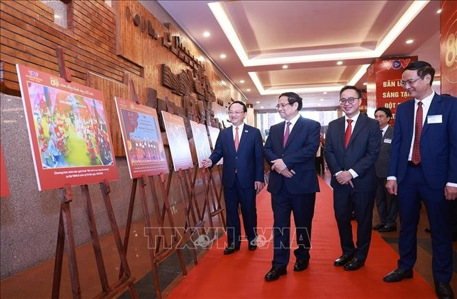 Thủ tướng Phạm Minh Chính tham quan trưng bày ảnh về quá trình hình thành và phát triển của Đài Tiếng nói Việt Nam. (Ảnh: Dương Giang/TTXVN) Thủ tướng Phạm Minh Chính tham quan trưng bày ảnh về quá trình hình thành và phát triển của Đài Tiếng nói Việt Nam. (Ảnh: Dương Giang/TTXVN)