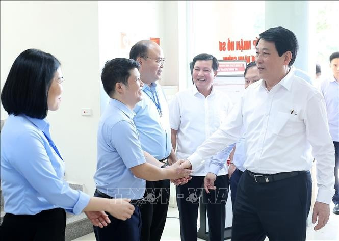 Chủ tịch nước Lương Cường với cán bộ Trung tâm Phục vụ hành chính công xã Quảng Hà. (Ảnh: Lâm Khánh/TTXVN) Chủ tịch nước Lương Cường với cán bộ Trung tâm Phục vụ hành chính công xã Quảng Hà. (Ảnh: Lâm Khánh/TTXVN)