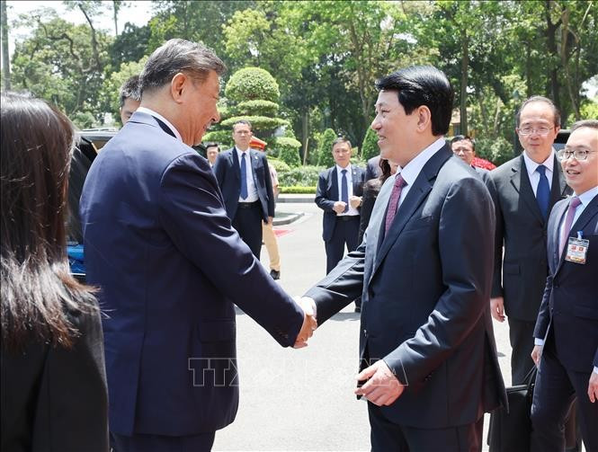 Chủ tịch nước Lương Cường đón Tổng Bí thư, Chủ tịch nước Trung Quốc Tập Cận Bình. (Ảnh: Lâm Khánh/TTXVN)
