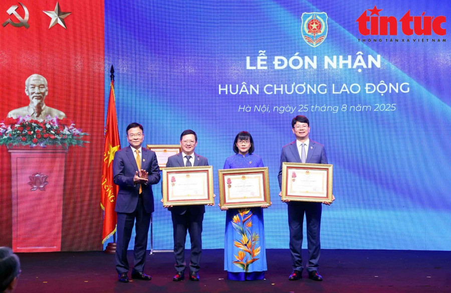 Phó Thủ tướng Lê Thành Long thay mặt lãnh đạo Đảng, Nhà nước trao Huân chương Lao động hạng Ba cho các Thứ trưởng Bộ Tư pháp Mai Lương Khôi, Đặng Hoàng Oanh, Nguyễn Thanh Tịnh (từ trái sang). Phó Thủ tướng Lê Thành Long thay mặt lãnh đạo Đảng, Nhà nước trao Huân chương Lao động hạng Ba cho các Thứ trưởng Bộ Tư pháp Mai Lương Khôi, Đặng Hoàng Oanh, Nguyễn Thanh Tịnh (từ trái sang).