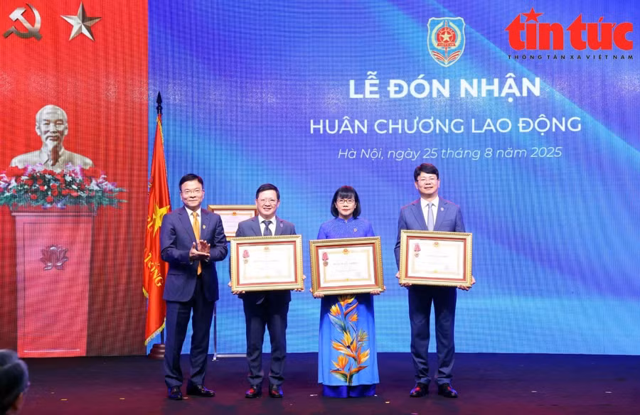 Phó Thủ tướng Lê Thành Long thay mặt lãnh đạo Đảng, Nhà nước trao Huân chương Lao động hạng Ba cho các Thứ trưởng Bộ Tư pháp Mai Lương Khôi, Đặng Hoàng Oanh, Nguyễn Thanh Tịnh (từ trái sang).