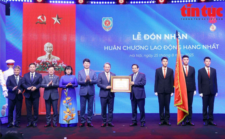Thủ tướng Phạm Minh Chính thay mặt lãnh đạo Đảng, Nhà nước trao Huân chương Lao động hạng Nhất cho Bộ Tư pháp. Thủ tướng Phạm Minh Chính thay mặt lãnh đạo Đảng, Nhà nước trao Huân chương Lao động hạng Nhất cho Bộ Tư pháp.