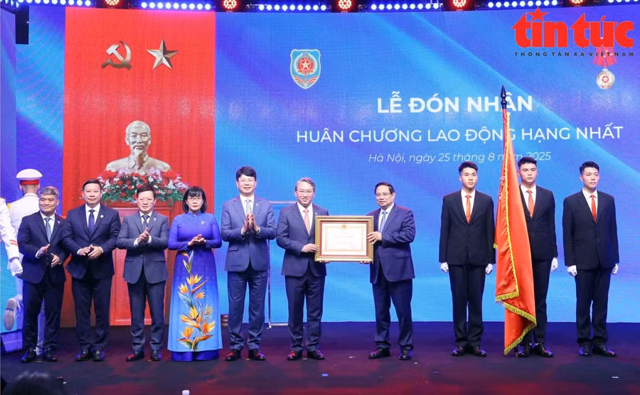 Thủ tướng Phạm Minh Chính thay mặt lãnh đạo Đảng, Nhà nước trao Huân chương Lao động hạng Nhất cho Bộ Tư pháp.