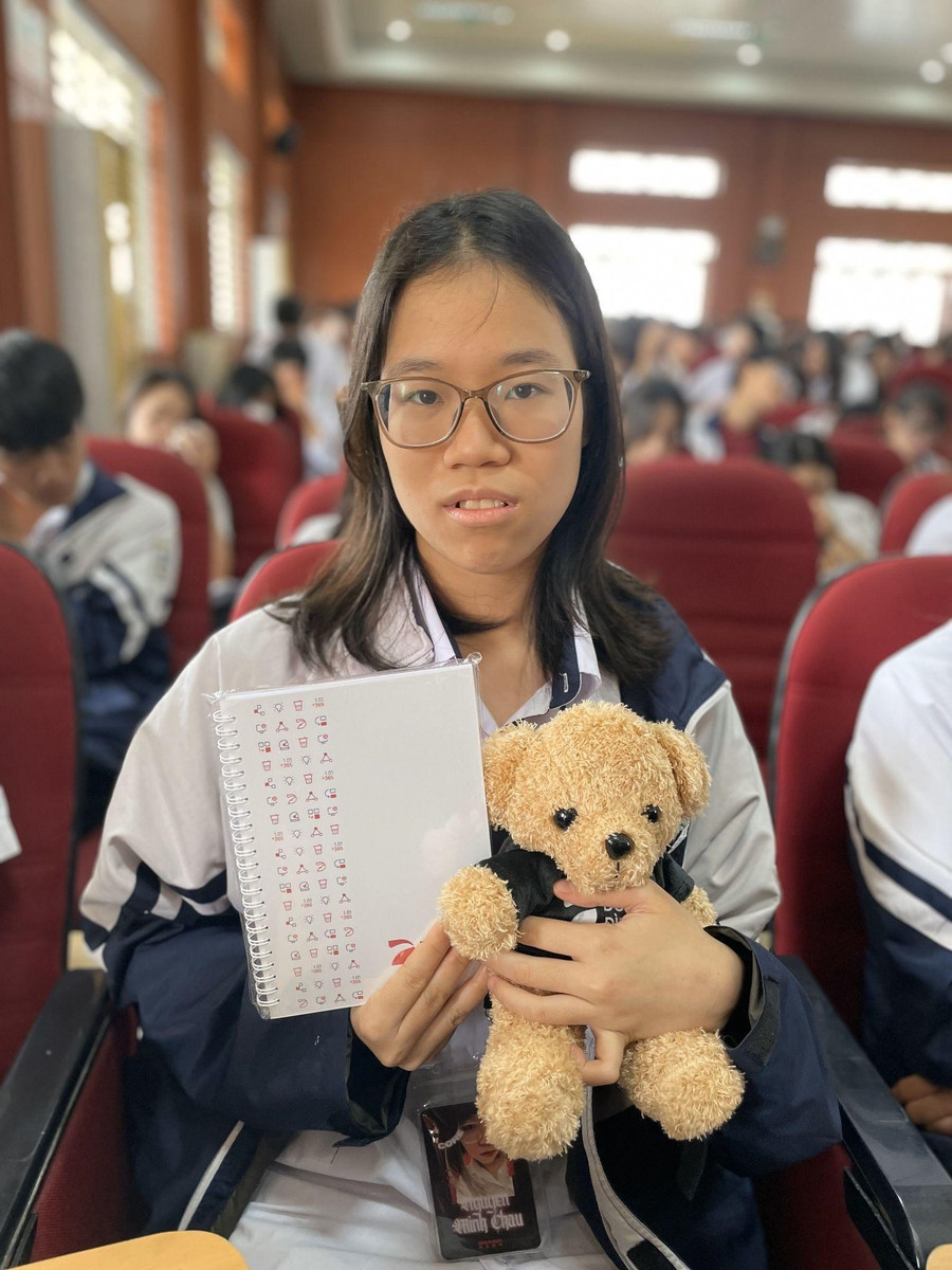 Phần quà DOL English gửi tặng học sinh THPT Chuyên Nguyễn Huệ. 312.jpg