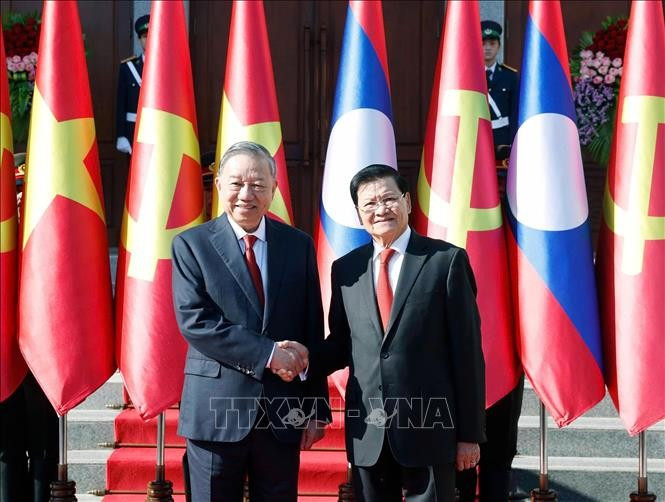 Tổng Bí thư, Chủ tịch nước Lào Thongloun Sisoulith đón Tổng Bí thư Tô Lâm. Ảnh: Thống Nhất/TTXVN