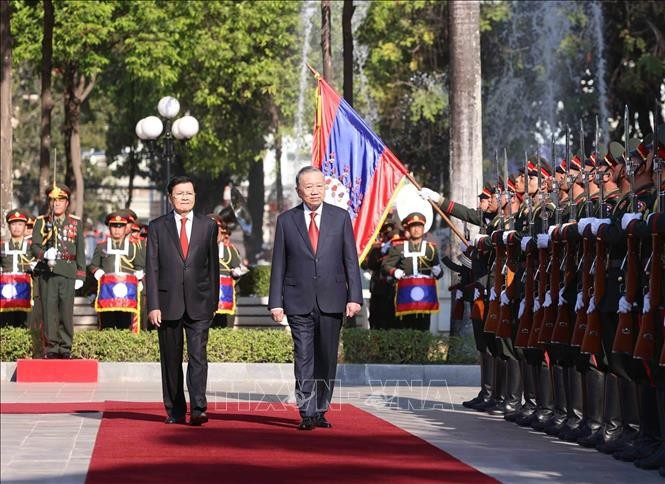 Tổng Bí thư Tô Lâm và Tổng Bí thư, Chủ tịch nước Lào Thongloun Sisoulith duyệt Đội danh dự Quân đội nhân dân Lào. Ảnh: Thống Nhất/TTXVN