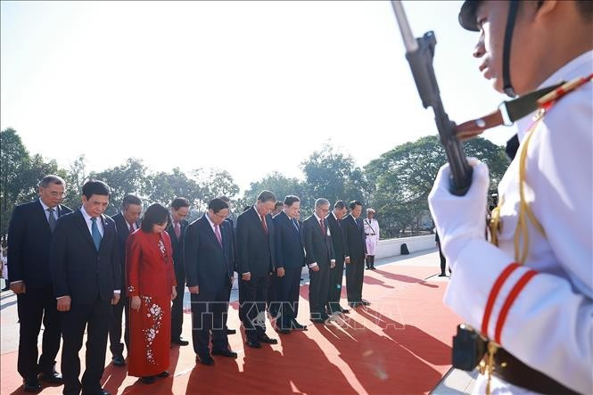 Tổng Bí thư Tô Lâm, Thủ tướng Phạm Minh Chính, Chủ tịch Quốc hội Trần Thanh Mẫn cùng Đoàn đại biểu cấp cao Việt Nam đặt vòng hoa tưởng niệm tại Đài tưởng niệm các chiến sĩ vô danh. Ảnh: Dương Giang/TTXVN