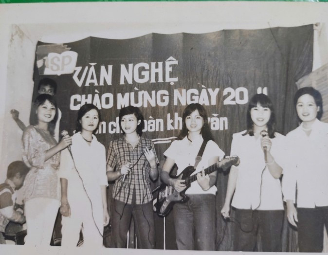 Văn nghệ chào mừng ngày 20/11 (Tốp ca nữ khóa 12). 8.jpg
