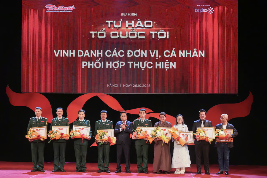 Tổng Biên tập Trương Thành Trung trao kỷ niệm chương và vinh danh các đơn vị phối hợp. (Ảnh: Báo Đại đoàn kết)