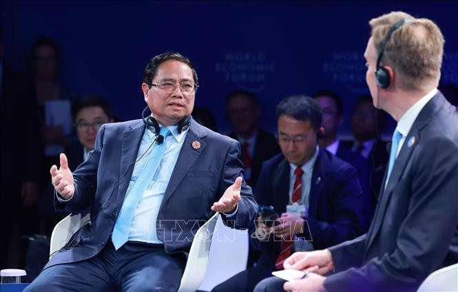 Thủ tướng Phạm Minh Chính tham dự Phiên đối thoại chính sách với Chủ tịch kiêm Tổng giám đốc điều hành của Diễn đàn Kinh tế thế giới (WEF) Borge Brende. (Ảnh: Dương Giang/TTXVN)