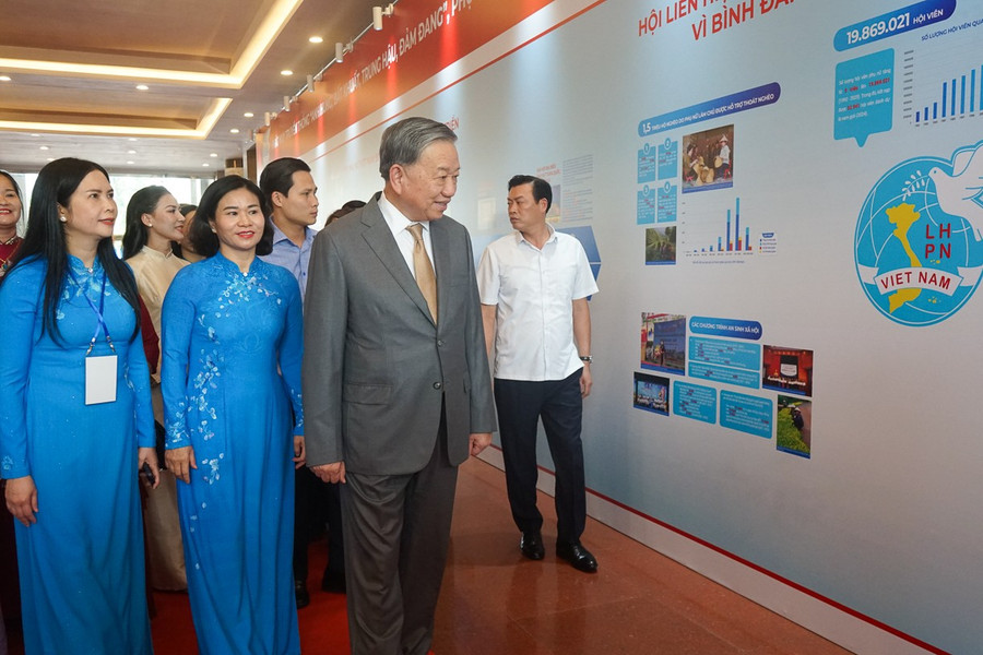 Tổng Bí thư Tô Lâm tham quan không gian triển lãm của Hội LHPN Việt Nam. Tổng Bí thư Tô Lâm tham quan không gian triển lãm của Hội LHPN Việt Nam.