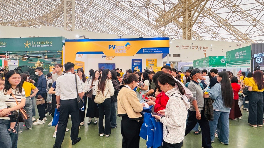 Khách hàng tham quan và trải nghiệm tại gian hàng PVcomBank. 90.jpg