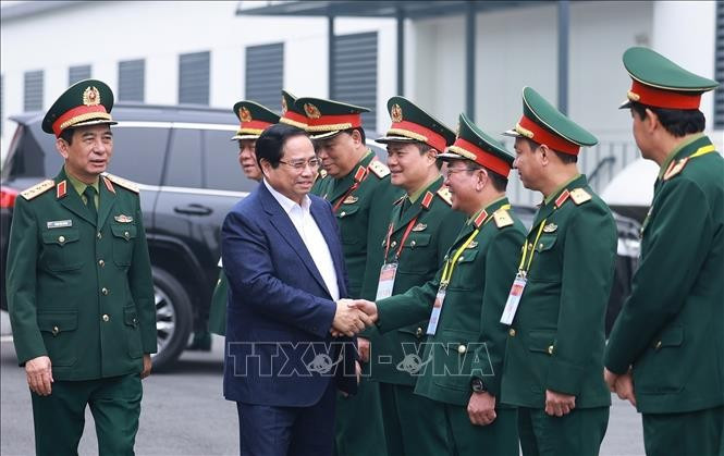 Thủ tướng Phạm Minh Chính với lãnh đạo Tập đoàn Công nghiệp - Viễn thông Quân đội. Ảnh: Dương Giang/TTXVN