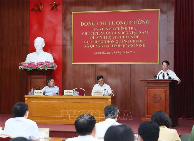 Chủ tịch nước Lương Cường phát biểu tại sinh hoạt chuyên đề của Chi bộ thôn Quảng Chính 6, xã Quảng Hà. (Ảnh: Lâm Khánh/TTXVN) Chủ tịch nước Lương Cường phát biểu tại sinh hoạt chuyên đề của Chi bộ thôn Quảng Chính 6, xã Quảng Hà. (Ảnh: Lâm Khánh/TTXVN)