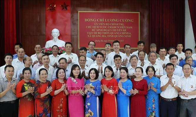 Chủ tịch nước Lương Cường cùng các đại biểu và Đảng viên Chi bộ thôn Quảng Chính 6, xã Quảng Hà. (Ảnh: Lâm Khánh/TTXVN) Chủ tịch nước Lương Cường cùng các đại biểu và Đảng viên Chi bộ thôn Quảng Chính 6, xã Quảng Hà. (Ảnh: Lâm Khánh/TTXVN)