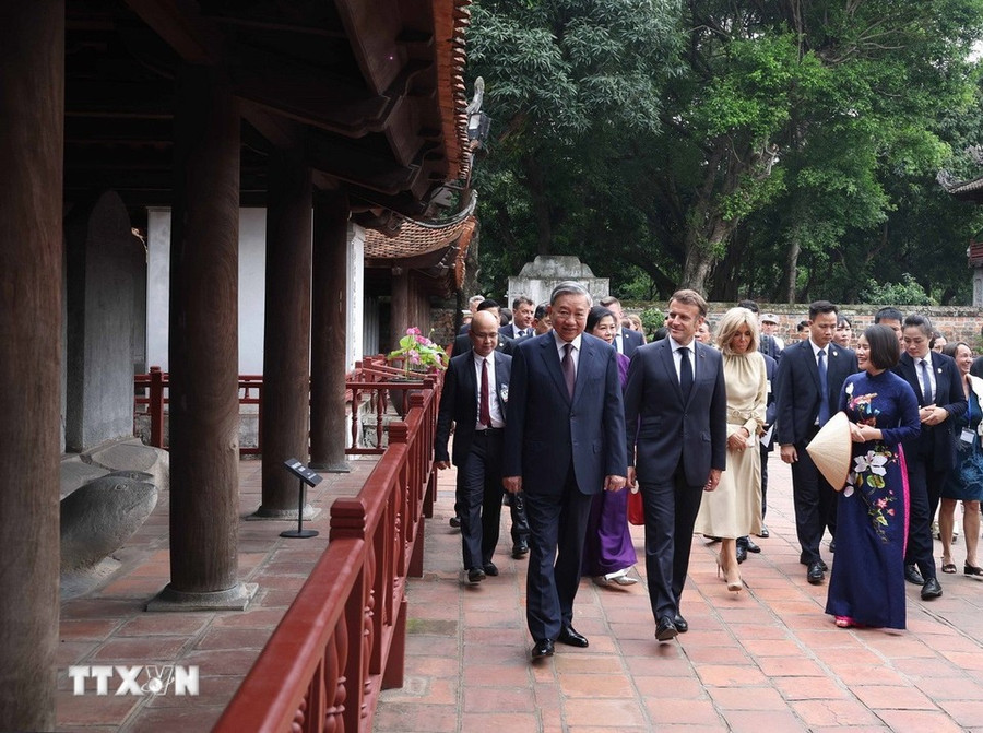 Tổng Bí thư Tô Lâm và Phu nhân cùng Tổng thống Pháp Emmanuel Macron và Phu nhân thăm quan Vườn bia Tiến sỹ và nghe giới thiệu về 82 bia Tiến sỹ- Di sản tư liệu thế giới. (Ảnh: Thống Nhất/TTXVN). 273-6064.jpg