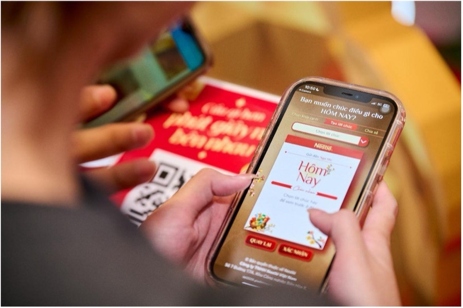 Người tiêu dùng trải nghiệm hoạt động “Lịch Tết Hôm Nay”.