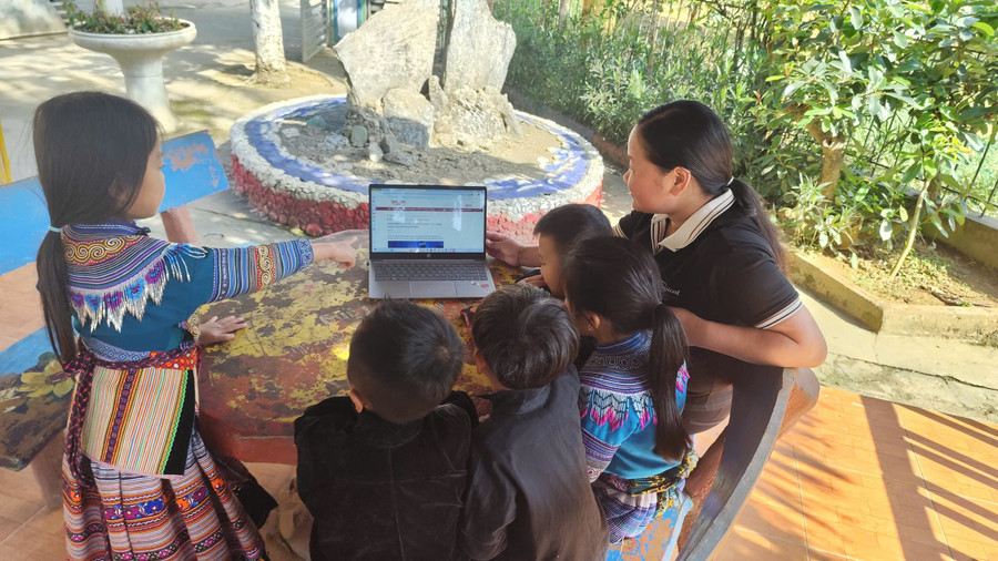 Cô Hoàng Thị Thủy cùng học trò đọc Báo Giáo dục và Thời đại. 