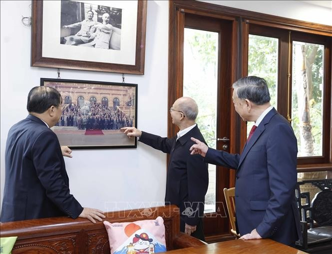 Tổng Bí thư Tô Lâm với thân nhân gia đình cố Thủ tướng Phạm Văn Đồng.