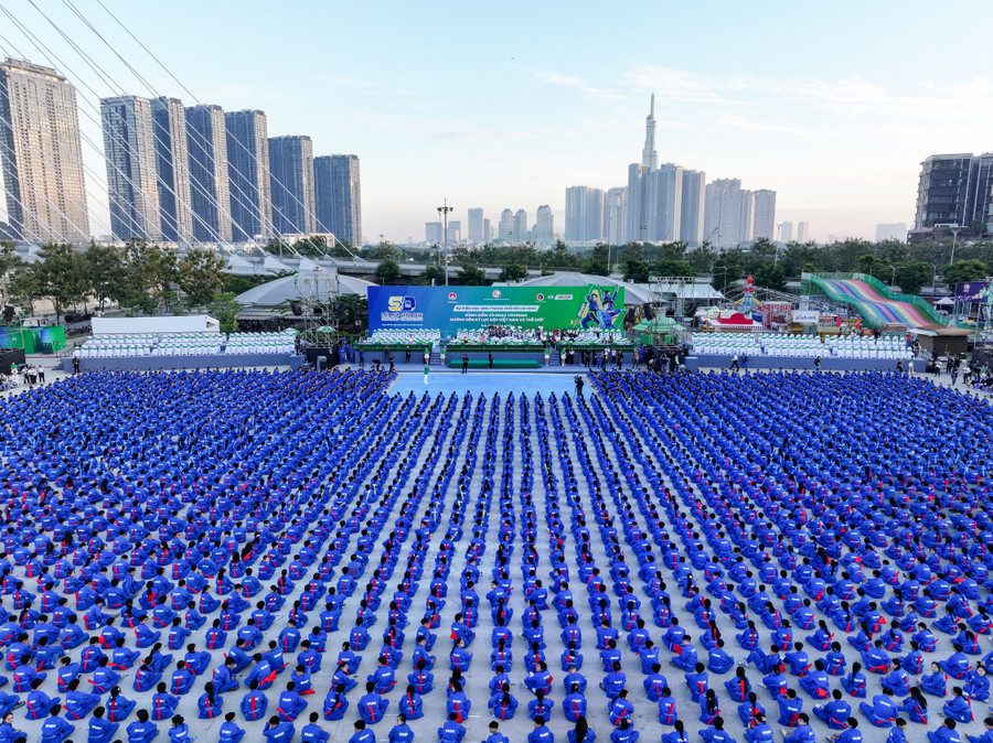 5.000 học sinh từ 15 điểm trường đã có mặt tại Công viên Bờ sông Sài Gòn tập dượt chuẩn bị cho đồng diễn.