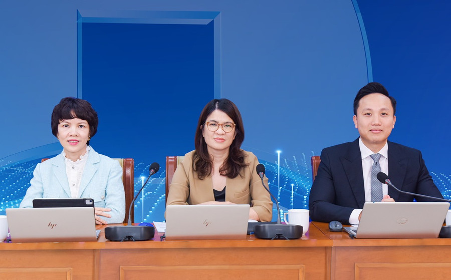 Thành viên HĐQT Phạm Thị Thanh Hoài (ở giữa) chủ trì Hội nghị cập nhật kết quả kinh doanh quý 3/2025 của VietinBank.