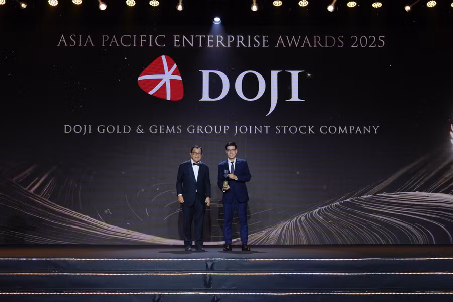 Đại diện Tập đoàn DOJI, ông Trần Trọng Hùng - Phó Tổng Giám đốc, nhận biểu trưng tại APEA 2025.