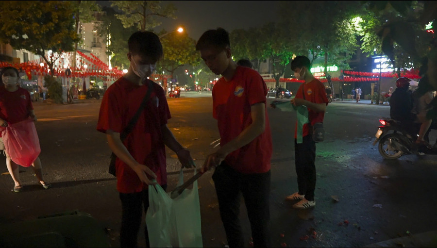 Những tình nguyện viên thầm lặng, chung tay dọn dẹp để trả lại vẻ sạch đẹp cho từng con phố. img-4445.jpg