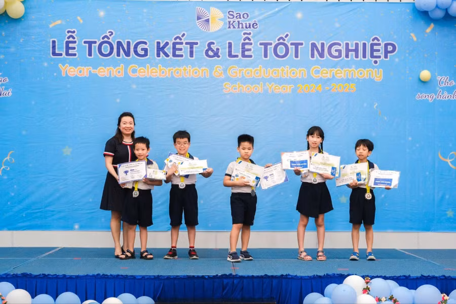 Cô Duy Khuê cùng các em học sinh trường Sao Khuê trong ngày tổng kết năm học.