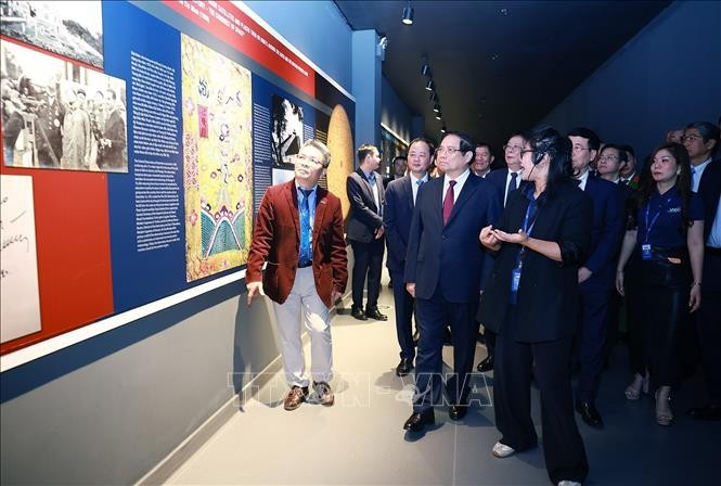 Thủ tướng Phạm Minh Chính tham quan Bảo tàng vũ trụ Việt Nam tại Khu Công nghệ cao Hoà Lạc. Ảnh: Dương Giang/TTXVN