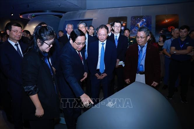 Thủ tướng Phạm Minh Chính tham quan Bảo tàng vũ trụ Việt Nam tại Khu Công nghệ cao Hoà Lạc. Ảnh: Dương Giang/TTXVN