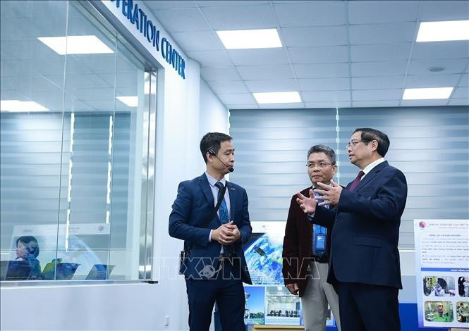 Thủ tướng Phạm Minh Chính tham quan Trung tâm tham quan Trung tâm vũ trụ Việt Nam tại Khu Công nghệ cao Hoà Lạc. Ảnh: Dương Giang/TTXVN