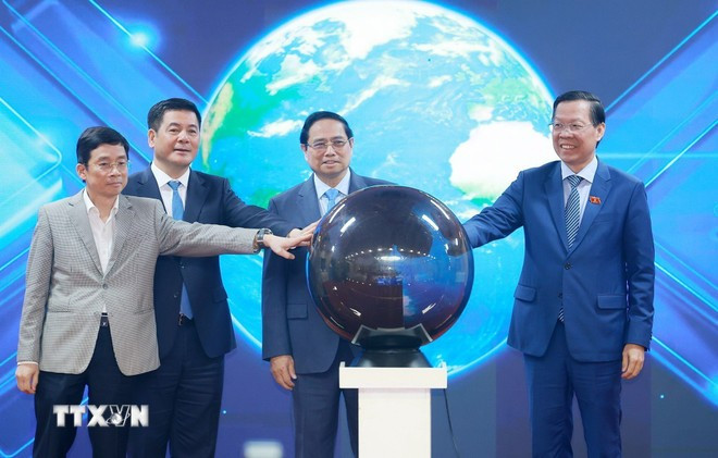 Thủ tướng Phạm Minh Chính và các đại biểu thực hiện nghi thức công bố kết quả xuất nhập khẩu năm 2025. (Ảnh: Dương Giang/TTXVN)