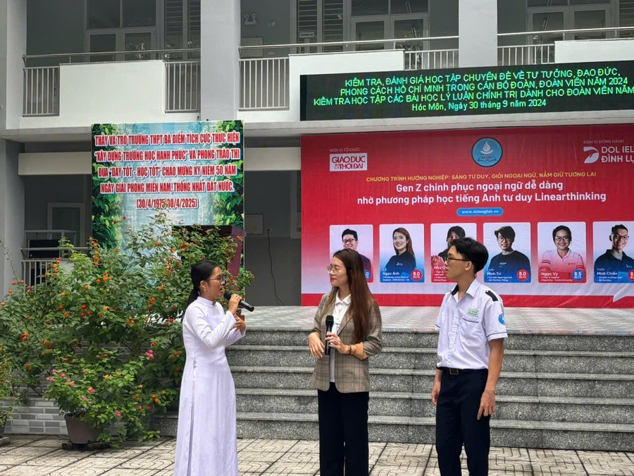 Các em học sinh THPT Bà Điểm giao lưu cùng diễn giả. 323.jpg