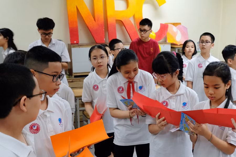 07-hoc-sinh-khoi-6-hao-hung-tham-gia.jpg