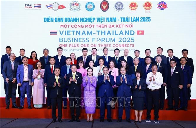 Thủ tướng Phạm Minh Chính và Thủ tướng Vương quốc Thái Lan Lan Paetongtarn Shinawatra với doanh nghiệp hai nước. (Ảnh: Dương Giang/TTXVN) Thủ tướng Phạm Minh Chính và Thủ tướng Vương quốc Thái Lan Lan Paetongtarn Shinawatra với doanh nghiệp hai nước. (Ảnh: Dương Giang/TTXVN)