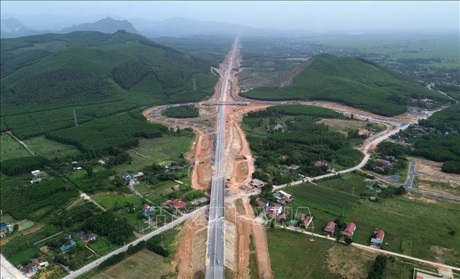 Các nhà thầu đang huy động gần 1.500 kỹ sư, công nhân với gần 500 đầu máy, thiết bị thi công 3 ca, 4 kíp, quyết tâm thông tuyến cao tốc Vạn Ninh – Cam Lộ trước ngày 30/6/2025. Ảnh minh họa: Quốc Khánh/TTXVN