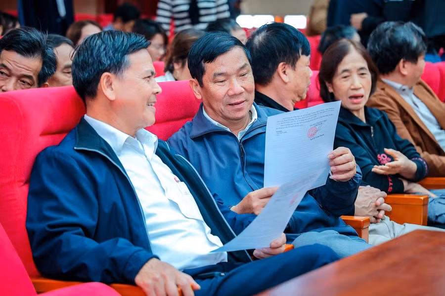 Các cử tri tìm hiểu thông tin về người ứng cử Đại biểu Quốc hội khoá XVI