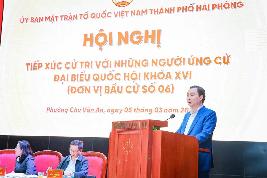 Ông Vũ Văn Tiến, Ủy viên Đoàn Chủ tịch, Trưởng Ban Tuyên giáo Cơ quan Ủy ban Trung ương MTTQ Việt Nam, trình bày chương trình hành động tại hội nghị tiếp xúc cử tri Đơn vị bầu cử số 6, thành phố Hải Phòng