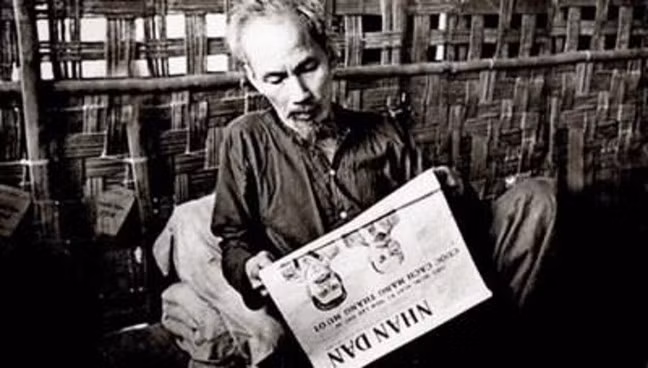 Bác Hồ đọc Báo Nhân Dân tại chiến khu Việt Bắc. Ảnh tư liệu.