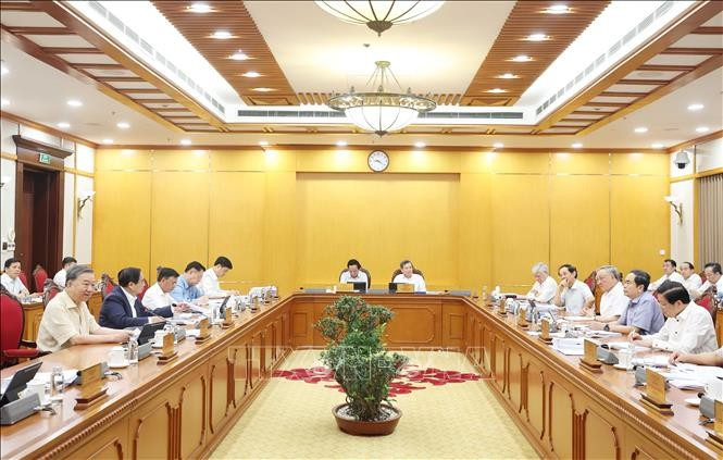 Bộ Chính trị, Ban Bí thư cho ý kiến về tình hình thực hiện Nghị quyết của Trung ương, Kết luận của Bộ Chính trị về sắp xếp tổ chức bộ máy và đơn vị hành chính. (Ảnh: Thống Nhất/TTXVN) Bộ Chính trị, Ban Bí thư cho ý kiến về tình hình thực hiện Nghị quyết của Trung ương, Kết luận của Bộ Chính trị về sắp xếp tổ chức bộ máy và đơn vị hành chính. (Ảnh: Thống Nhất/TTXVN)