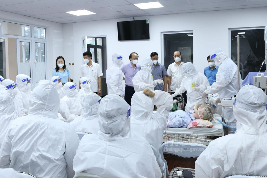 Sinh viên ngành Y học Dự phòng tham gia thực hành trong phòng thí nghiệm của trường. 214.jpg