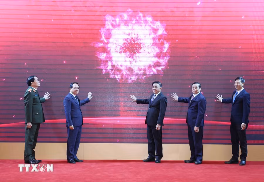 Thường trực Ban Bí thư Trần Cẩm Tú cùng các đại biểu khai trương ứng dụng của ngành Tuyên giáo và Dân vận trên điện thoại di động. (Ảnh: Phương Hoa/TTXVN)