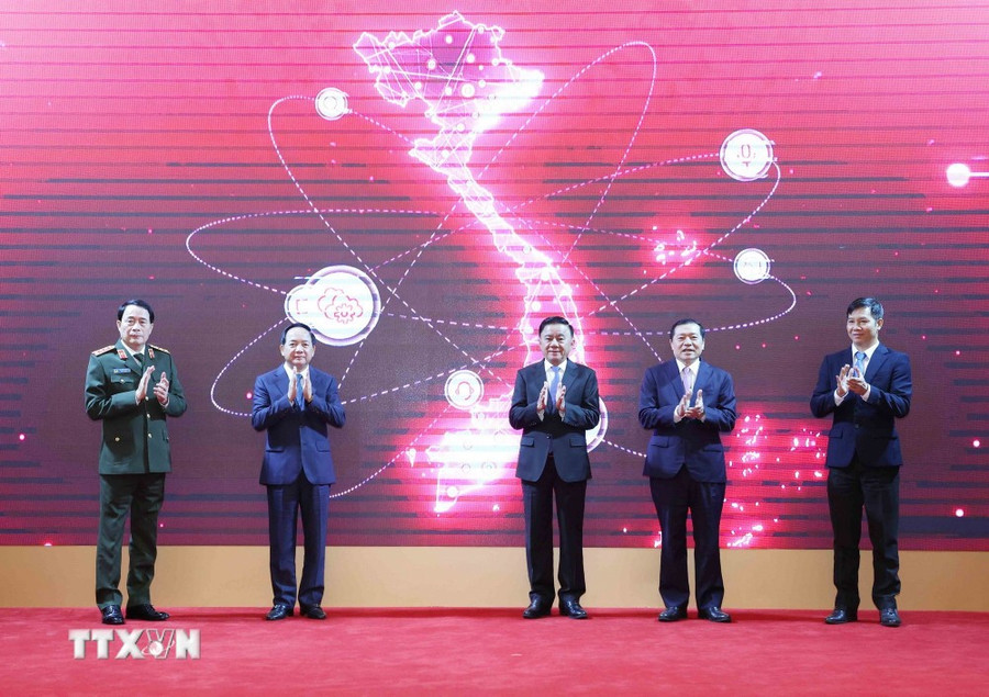 Thường trực Ban Bí thư Trần Cẩm Tú cùng các đại biểu nhấn nút khai trương ứng dụng của ngành Tuyên giáo và Dân vận trên điện thoại di động. (Ảnh: Phương Hoa/TTXVN)