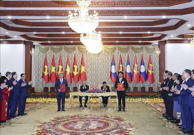 Tổng Bí thư Tô Lâm và Tổng Bí thư, Chủ tịch nước Lào Thongloun Sisoulith chứng kiến Lễ trao các văn kiện hợp tác. Ảnh: Thống Nhất/TTXVN