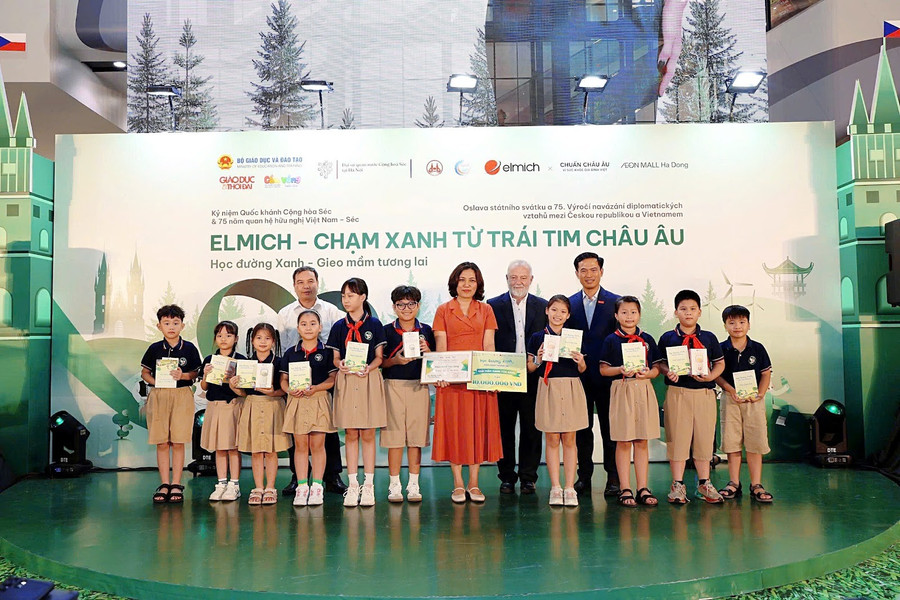 Nhà giáo Đỗ Thị Tố Nga - Hiệu trưởng và đại diện học sinh Trường Tiểu học Hạ Đình (phường Khương Đình) nhận Giải Mô hình Tái chế xuất sắc nhất “Mầm Xanh Tỏa Sáng”. 59.jpg