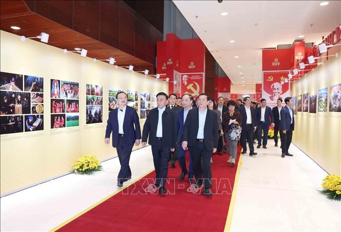 Thường trực Ban Bí thư Trần Cẩm Tú kiểm tra Khu trưng bày các ấn phẩm xuất bản tại Đại hội.