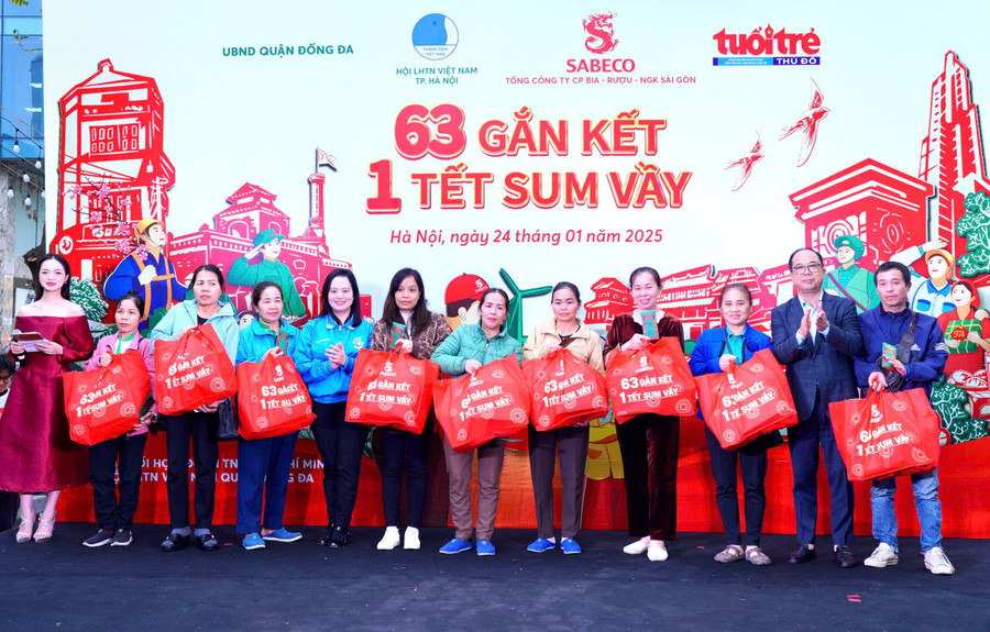 Nhà báo Nguyễn Mạnh Hưng, Tổng Biên tập báo Tuổi trẻ Thủ đô cùng Bí thư Quận đoàn Đống Đa Nguyễn Thị Thanh Tâm trao quà cho người lao động tại chương trình “63 Gắn kết - 1 Tết Sum vầy”